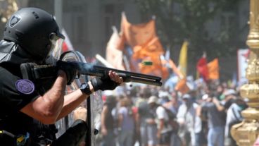 El nuevo protocolo autoriza a los agentes federales a emplear armas de fuego en defensa propia, para impedir un delito o para frenar el escape.