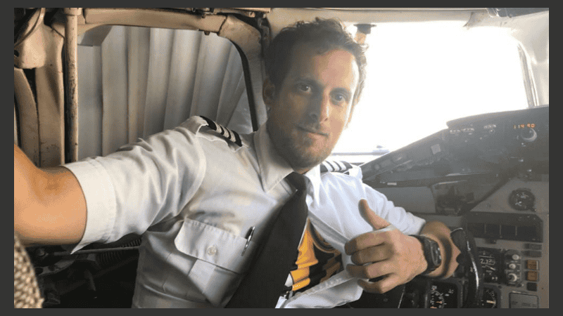 Después del vuelo, Luciano se sacó la camisa y fue con la auriazul a la cancha.