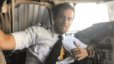 Después del vuelo, Luciano se sacó la camisa y fue con la auriazul a la cancha.