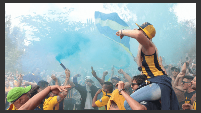 Los hinchas tiñero de azul y amarillo la tarde mendocina.