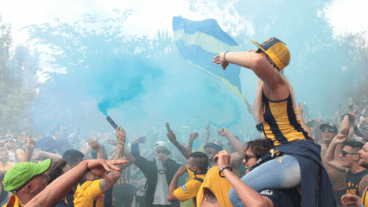 Los hinchas tiñero de azul y amarillo la tarde mendocina.