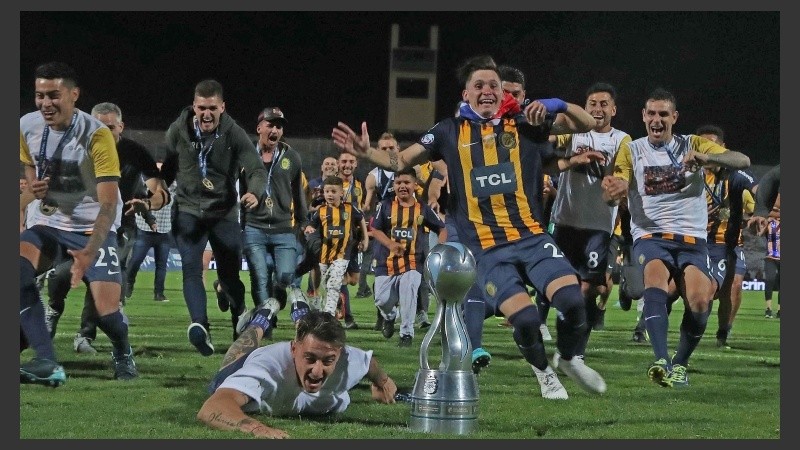 El éxtasis por la nueva copa que Central tiene en sus vitrinas.