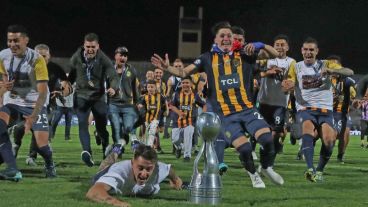 El éxtasis por la nueva copa que Central tiene en sus vitrinas.