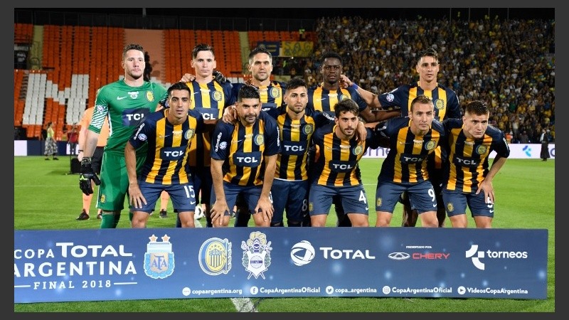 El póster del campeón. Los once que salieron al Malvinas Argentinas.