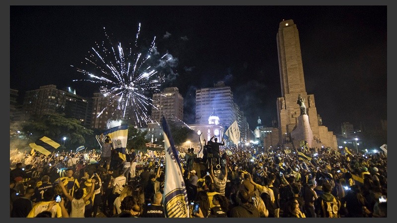 Una multitud canalla en el Monumento. 