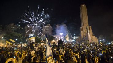 Una multitud canalla en el Monumento.
