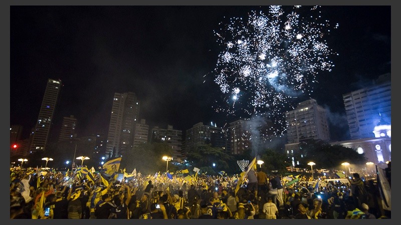Los hinchas en las inmediaciones del Monumento.