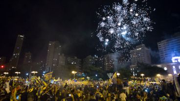 Los hinchas en las inmediaciones del Monumento.