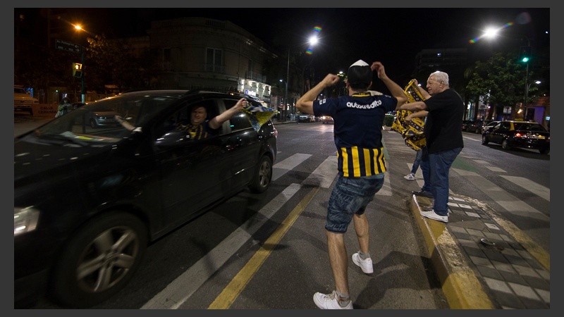 Los hinchas festejando por avenida Pellegrini.