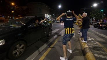 Los hinchas festejando por avenida Pellegrini.