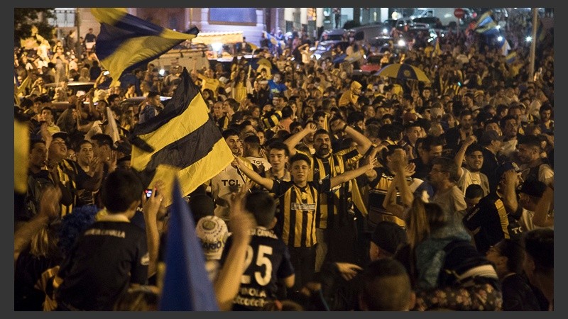 Mucha gente se reunió en el Monumento tras el partido.