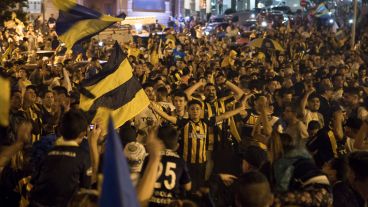 Mucha gente se reunió en el Monumento tras el partido.