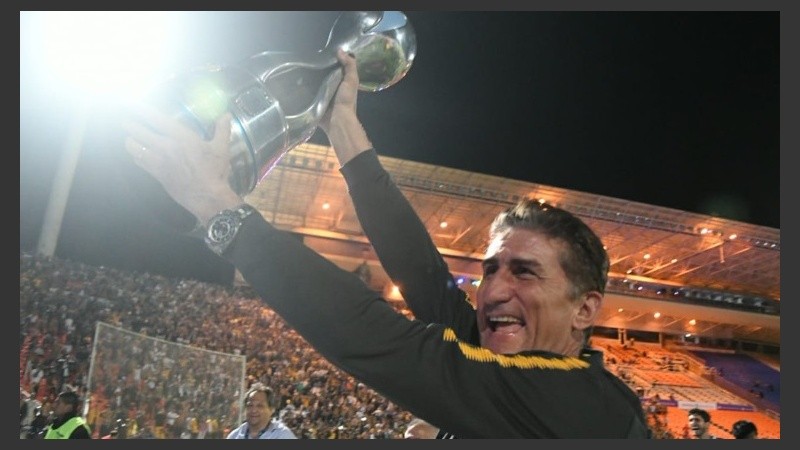 El Patón, iluminado por el fuego sagrado de Central. 