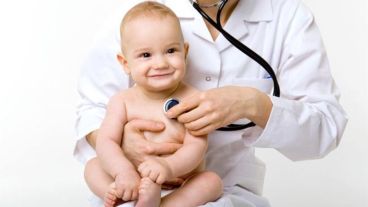 El neonatólogo también coordina el cuidado y el manejo médico de bebés prematuros.