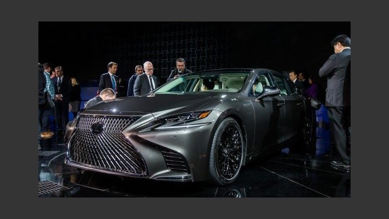 El Lexus LS 500h F-Sport aparece como el tope de gama con que llega la marca japonesa a la Argentina.