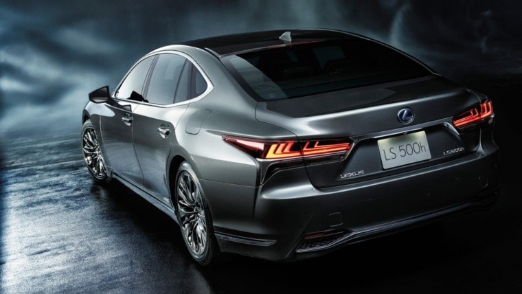 El Lexus LS 500h F-Sport aparece como el tope de gama con que llega la marca japonesa a la Argentina.
