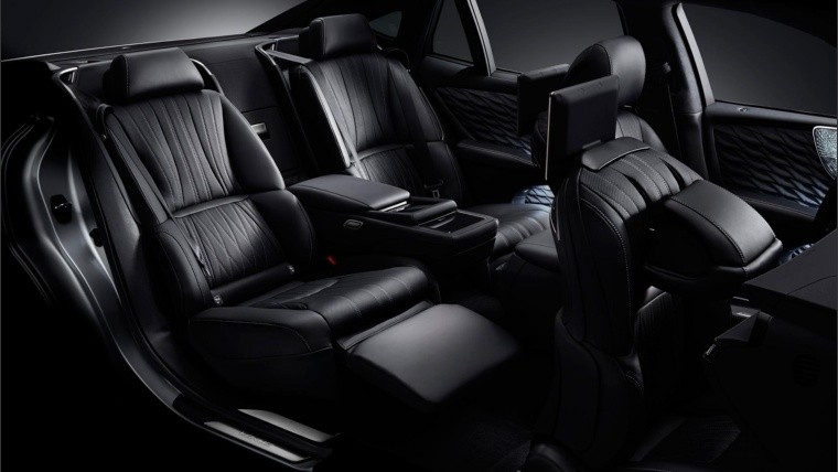 El Lexus LS 500h F-Sport aparece como el tope de gama con que llega la marca japonesa a la Argentina.