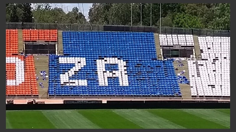 Así quedó la platea descubierta del estadio tras el paso de los canallas. 