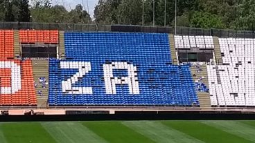 Así quedó la platea descubierta del estadio tras el paso de los canallas.