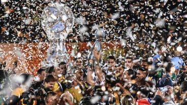 El festejo del equipo campeón en el estadio de Mendoza.