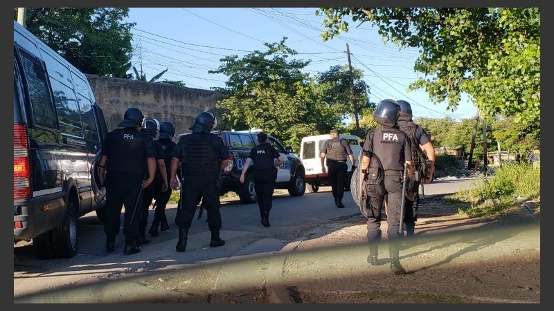 El despliegue policial en Villa Banana. 