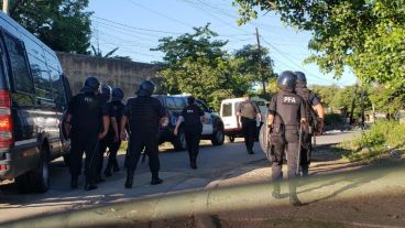 El despliegue policial en Villa Banana.