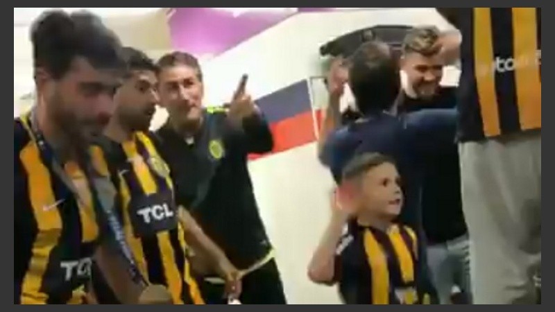 Dedito para arriba y el bailecito del Patón. 