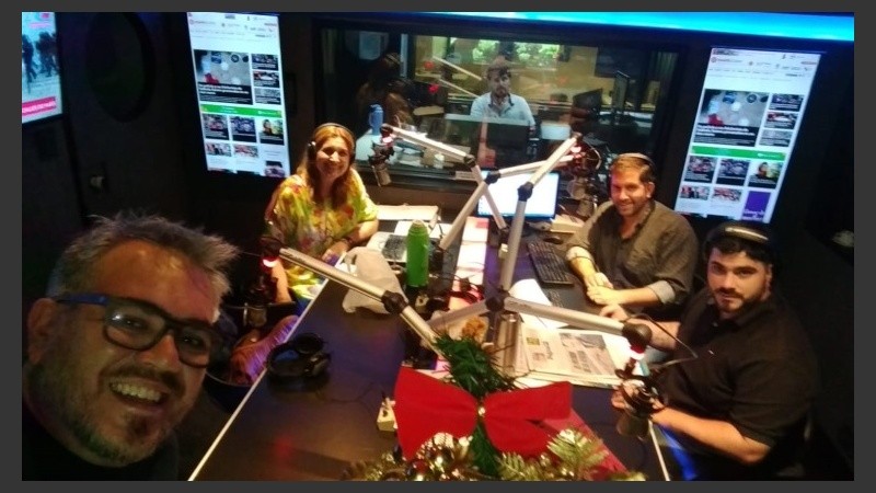 Todos en torno al arbolito en el programa de Juan. 