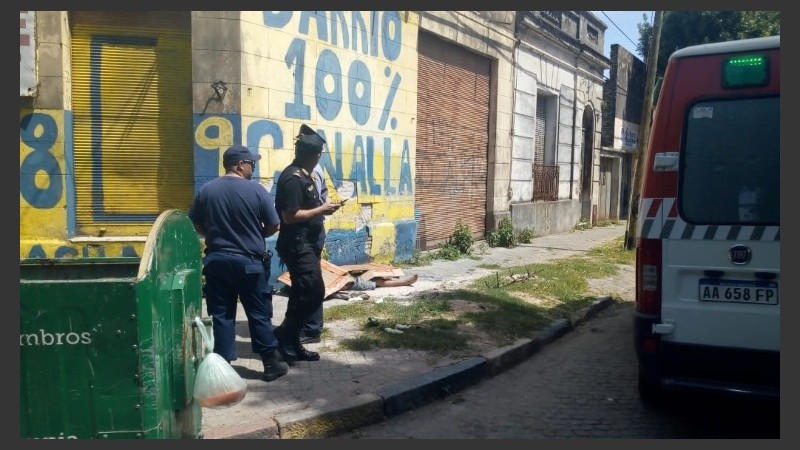El cadáver de la víctima en la vereda. 