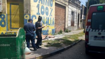 El cadáver de la víctima en la vereda.