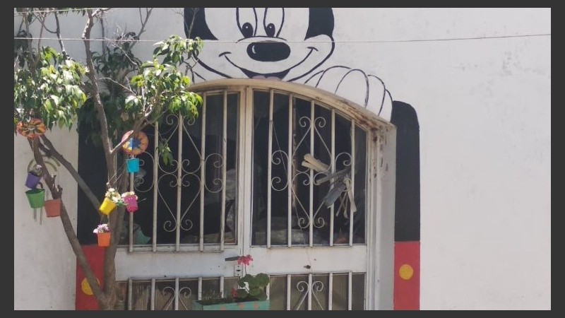 Los rastros del ataque en el jardín.