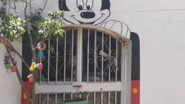 Los rastros del ataque en el jardín.