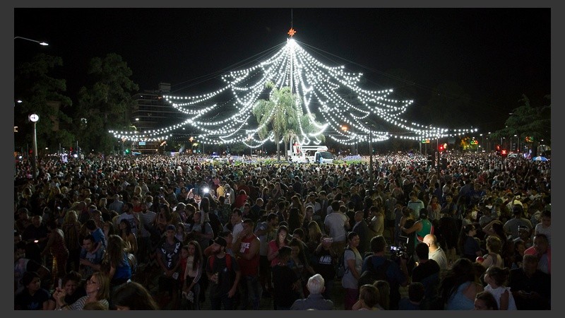 La hermosa panorámica con las tres mil luces Led a pleno.
