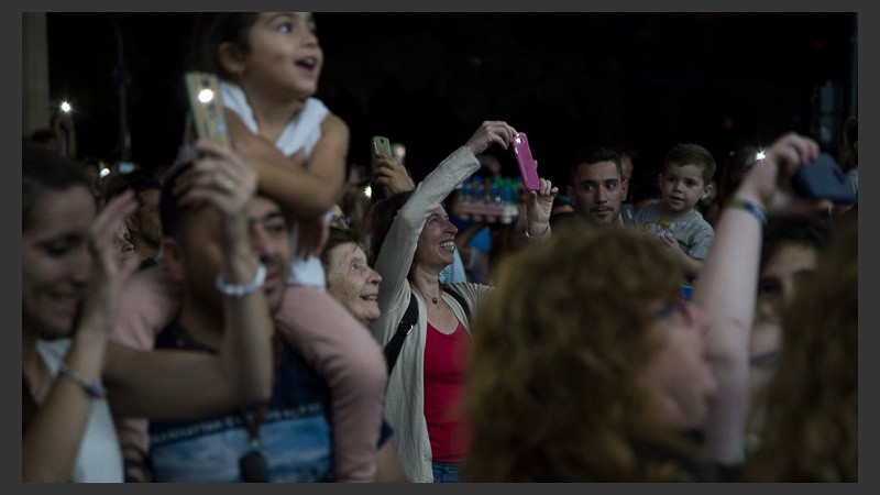 Celulares en mano para registrar el momento esperado.