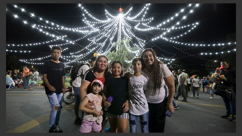 Familias enteras se reunieron en la tradicional rotonda de la ciudad.
