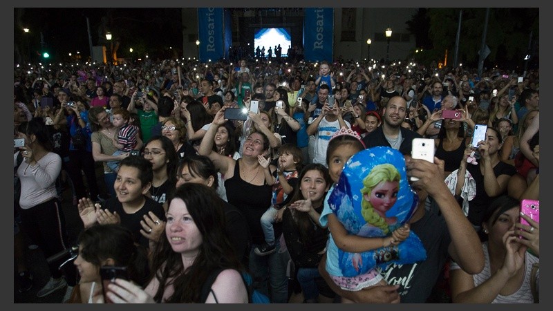 Una multitud presente este sábado por la noche.