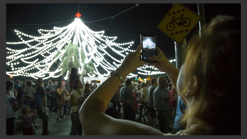 Se necesitaron 3 mil lámparas led para formar el árbol.