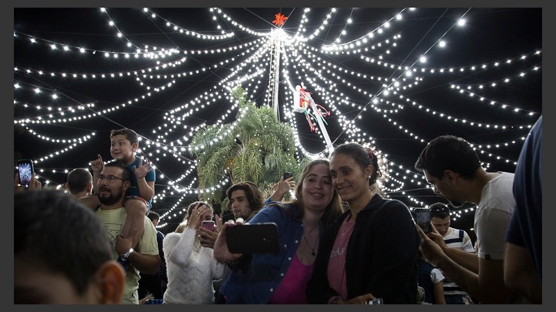 Luz, cámara y acción: el arbolito cosechó selfies apenas inaugurado.