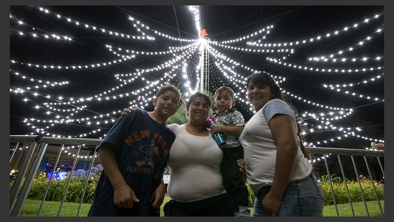 Todos querían una foto con el gran árbol.