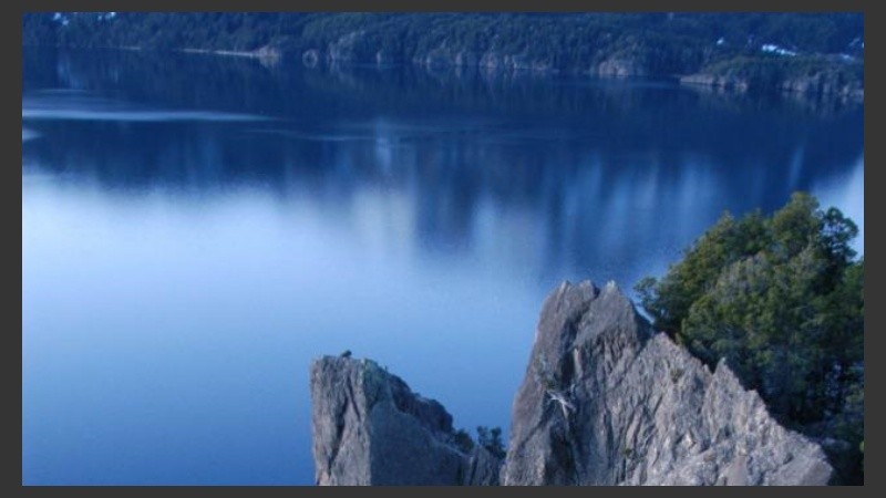 El joven estuvo 30 minutos en el agua hasta que fue rescatado.