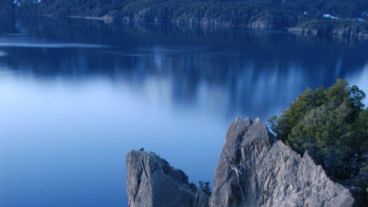 El joven estuvo 30 minutos en el agua hasta que fue rescatado.
