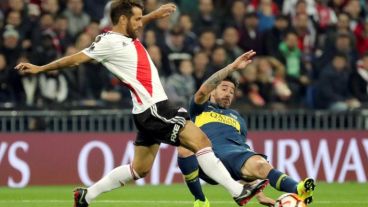 Ponzio y Pérez disputan la mitad del campo en el Bernabeu.