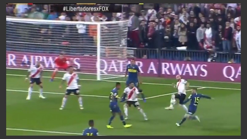 El momento de la polémica pierna levantada de Pinola.