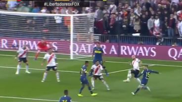 El momento de la polémica pierna levantada de Pinola.