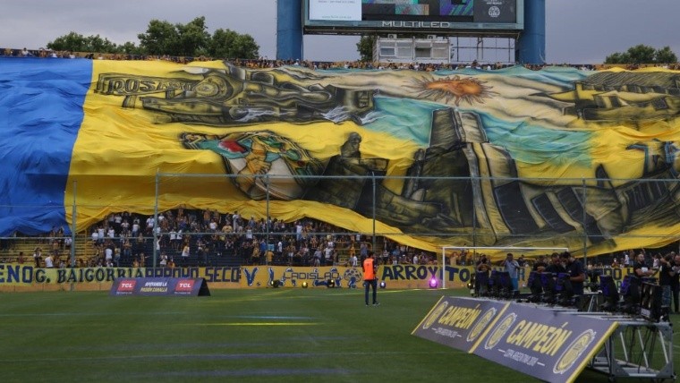 La bandera gigante que desplegaron los hinchas auriazules para festejar.