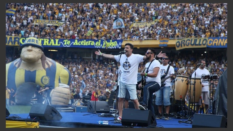 Música, color, hinchas y alegría en el Gigante de Arroyito.