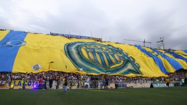 La bandera gigante que desplegaron los hinchas auriazules para festejar.