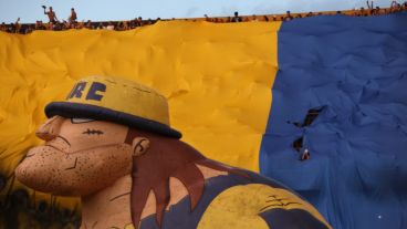 El Gigante, repleto y con banderas auriazules.