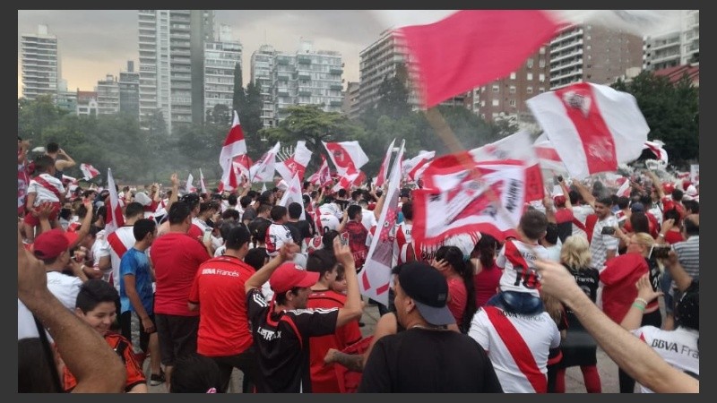 Los hinchas de River celebraron el título obtenido tras derrotar a Boca, su eterno rival.