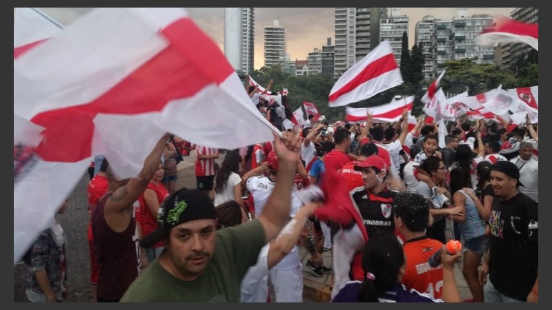 Los hinchas de River celebraron el título obtenido tras derrotar a Boca, su eterno rival.